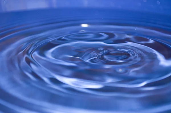 Düşen mavi suyun dalgaları