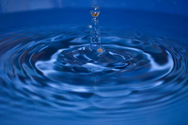 Düşen mavi suyun dalgaları