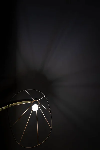 Beyaz ışıklandırmalı siyah arkaplan