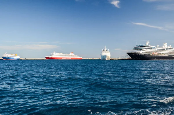 Deniz dalgaları, kum ve mavi gökyüzü