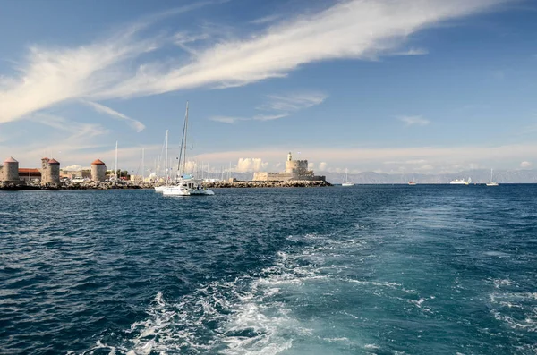 Deniz dalgaları, kum ve mavi gökyüzü