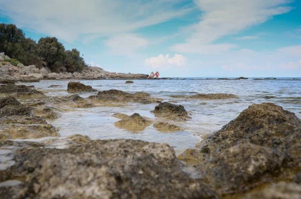 Deniz dalgaları, kum ve mavi gökyüzü