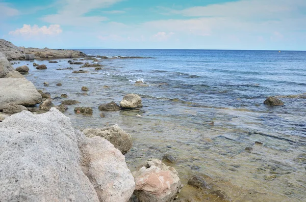 Deniz dalgaları, kum ve mavi gökyüzü