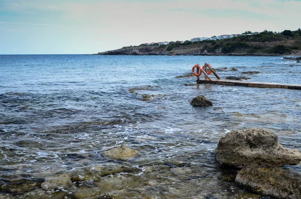 Deniz dalgaları, kum ve mavi gökyüzü