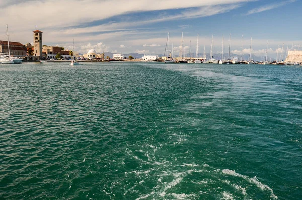 Deniz dalgaları, kum ve mavi gökyüzü