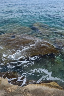 Deniz dalgaları, kum ve mavi gökyüzü