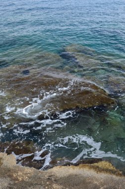 Deniz dalgaları, kum ve mavi gökyüzü