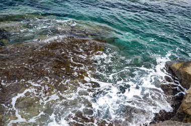 Deniz dalgaları, kum ve mavi gökyüzü