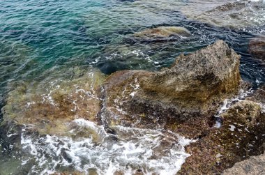 Deniz dalgaları, kum ve mavi gökyüzü