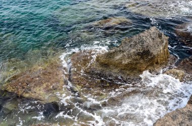 Deniz dalgaları, kum ve mavi gökyüzü