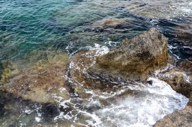 Deniz dalgaları, kum ve mavi gökyüzü