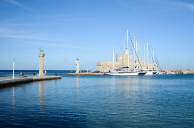 Deniz dalgaları, kum ve mavi gökyüzü