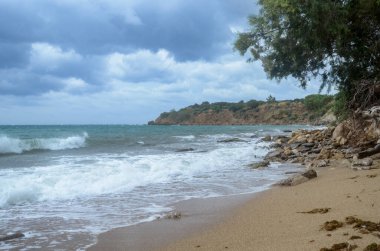 Deniz dalgaları, kum ve mavi gökyüzü