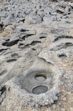 Denizin fütüristik kayalık kıyıları