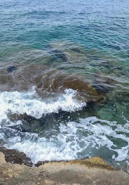 Deniz dalgaları, kum ve mavi gökyüzü