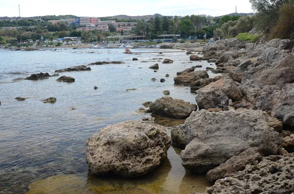 Deniz dalgaları, kum ve mavi gökyüzü