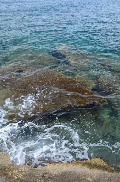 Deniz Dalgaları Kum Mavi Gökyüzü — Stok fotoğraf