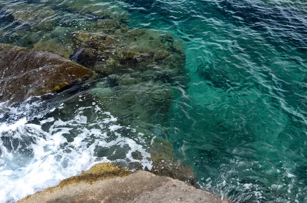 Deniz dalgaları, kum ve mavi gökyüzü