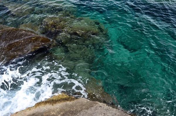 Deniz dalgaları, kum ve mavi gökyüzü