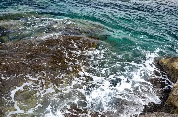 Deniz dalgaları, kum ve mavi gökyüzü