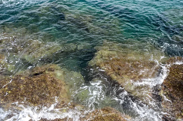 Deniz dalgaları, kum ve mavi gökyüzü