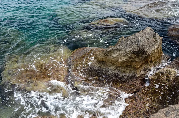 Deniz dalgaları, kum ve mavi gökyüzü