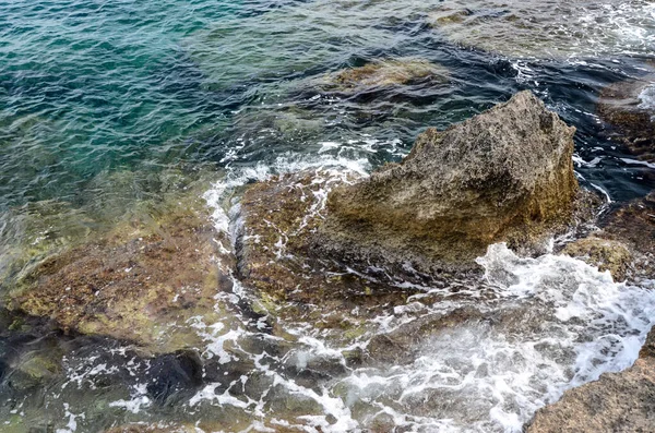 Deniz dalgaları, kum ve mavi gökyüzü