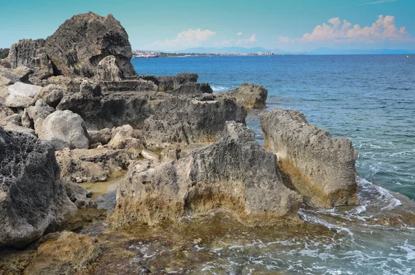 Deniz dalgaları, kum ve mavi gökyüzü