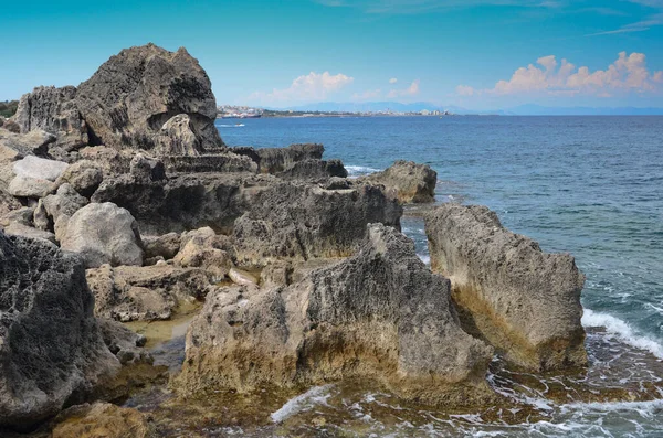 Deniz dalgaları, kum ve mavi gökyüzü