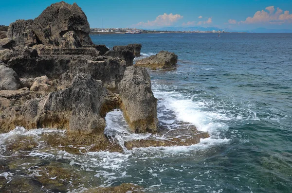 Deniz dalgaları, kum ve mavi gökyüzü