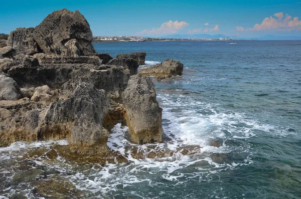 Deniz dalgaları, kum ve mavi gökyüzü