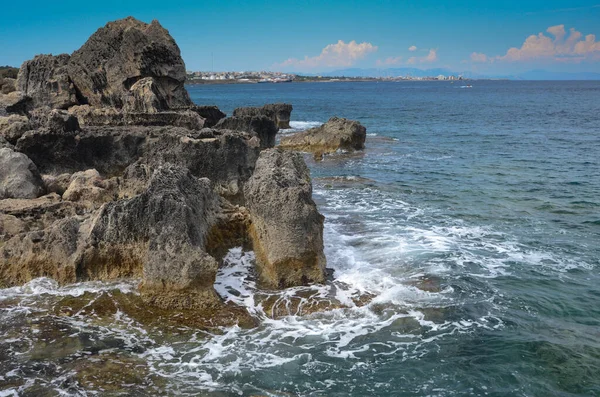 Deniz dalgaları, kum ve mavi gökyüzü