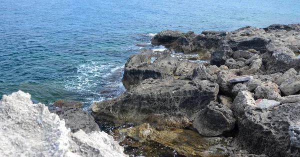 Deniz dalgaları, kum ve mavi gökyüzü