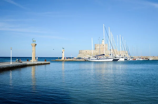 Deniz dalgaları, kum ve mavi gökyüzü