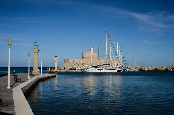 Deniz dalgaları, kum ve mavi gökyüzü