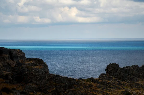 Deniz dalgaları, kum ve mavi gökyüzü