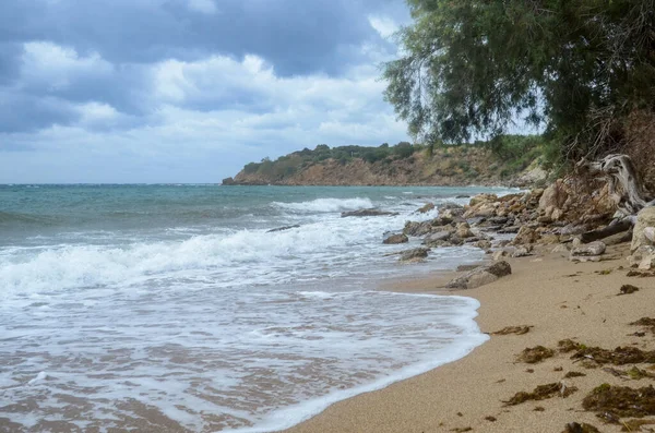 Deniz dalgaları, kum ve mavi gökyüzü