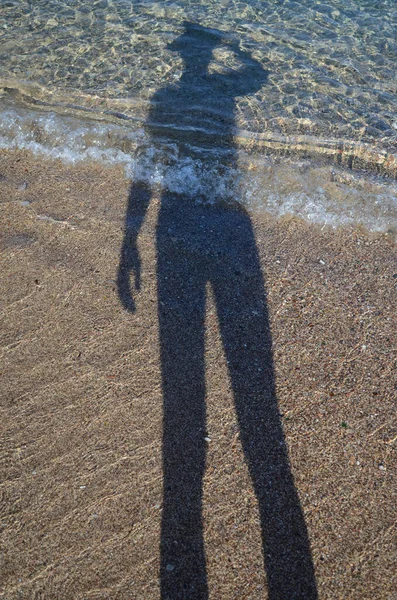 Ombra Dell Uomo Cappello Sulla Sabbia Acqua Del Mare — Foto Stock