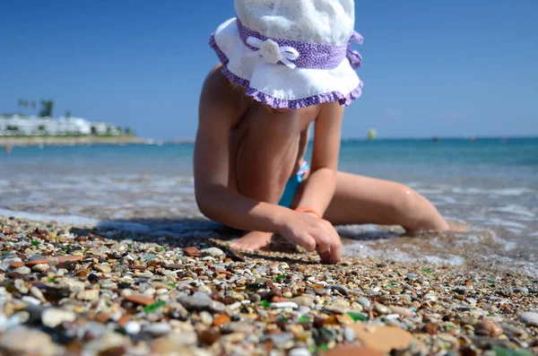 İsimsiz çocuk deniz kıyısında oynar