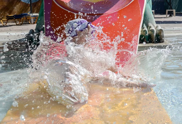 Çocuk tepeden suya yuvarlandı.