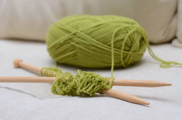 İplik ve örgü iğnelerinden bir top