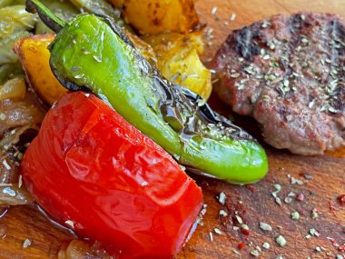 Lezzetli geleneksel Türk yemekleri, patatesli köfteler.