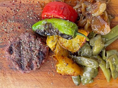 Lezzetli geleneksel Türk yemekleri, patatesli köfteler.