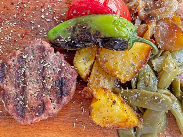 Lezzetli geleneksel Türk yemekleri, patatesli köfteler.