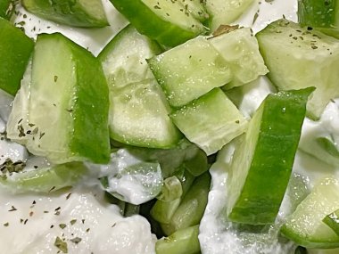 Lezzetli geleneksel Türk yemeği, yoğurtlu salata.