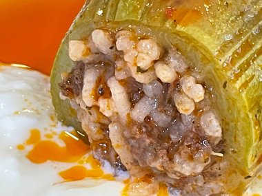 Lezzetli geleneksel Türk yemeği lezzetleri, yoğurtlu kabak dolması.