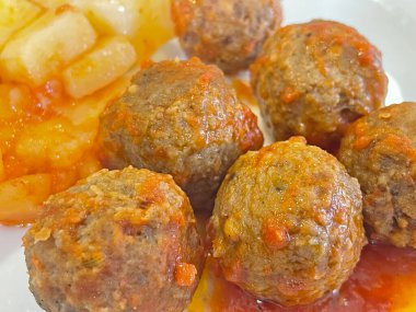 Lezzetli geleneksel Türk yemekleri, patatesli köfteler.