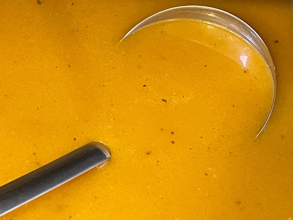Gotowy Jedzenia Gorącej Zupy Chochli Garnku — Zdjęcie stockowe