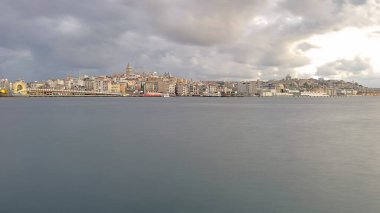 Rüya şehri İstanbul 'da. Şehir manzarası, eski şehir ve İstanbul 'daki galata kulesi manzarası. uzun pozlama.