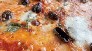 Lezzetli ve pizza yemeye hazır.